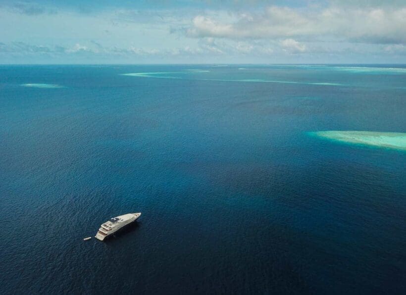 MV Emperor Explorer Drone mit MV Emperor Explorer Drone mit Blick ueber das Meer