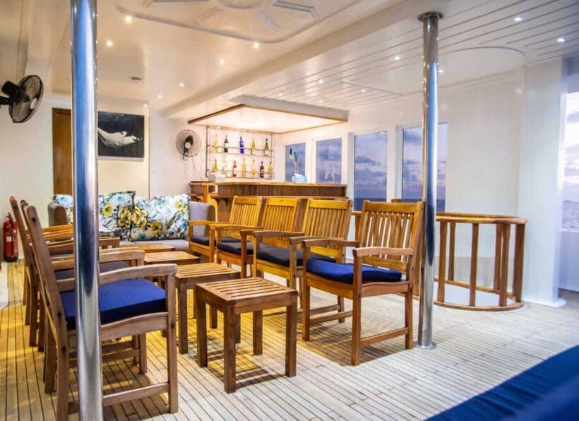 MV-Emperor-Virgo-Sitzecke-und-Bar