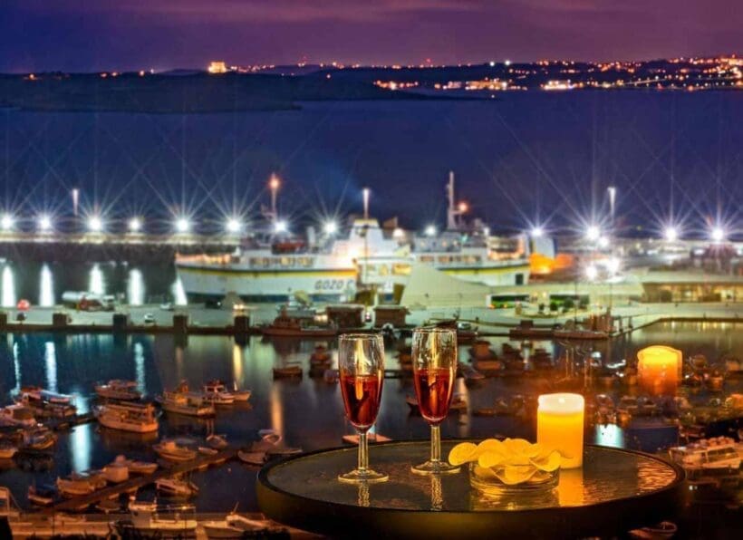 Grand Hotel Gozo Hafenblick bei Nacht