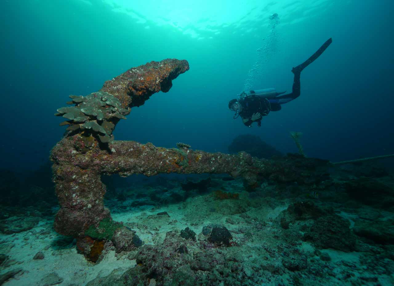 MT_MY-Oman-Explorer_Taucher am Anker ©Extra Divers Worldwide