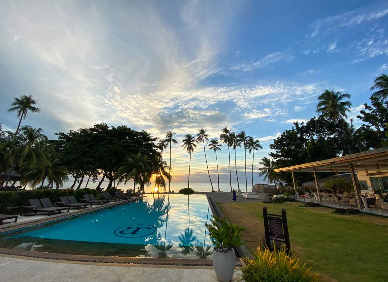 PH_Dauin_Athmosphere_Pool_mit_Blick_zum_Strand©Atmosphere-Resort