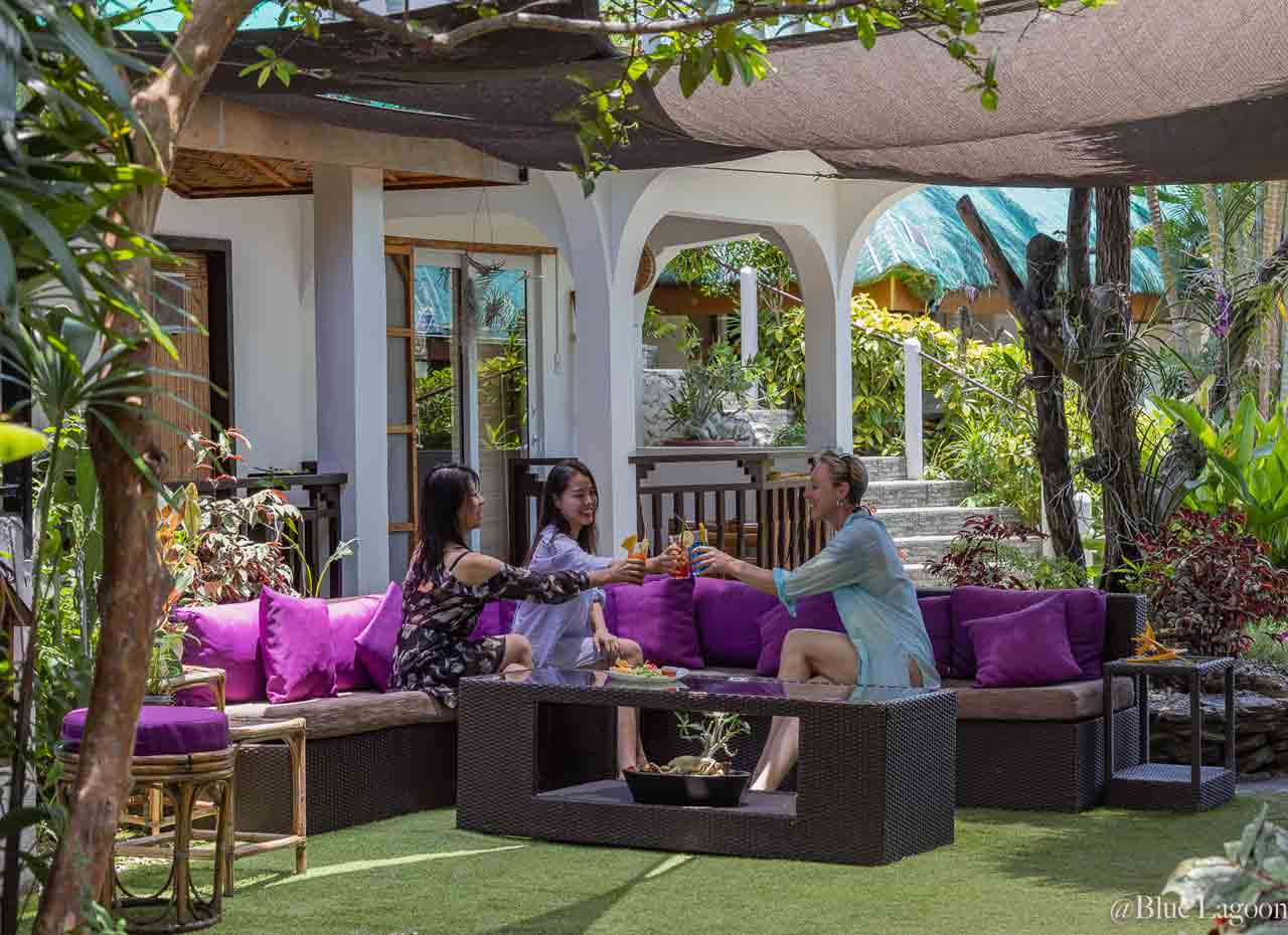 PH_bluelagoondiveresort_Ansicht_Terrasse_Lounge_im_Garten©bluelagoondiveresort©bravomarc